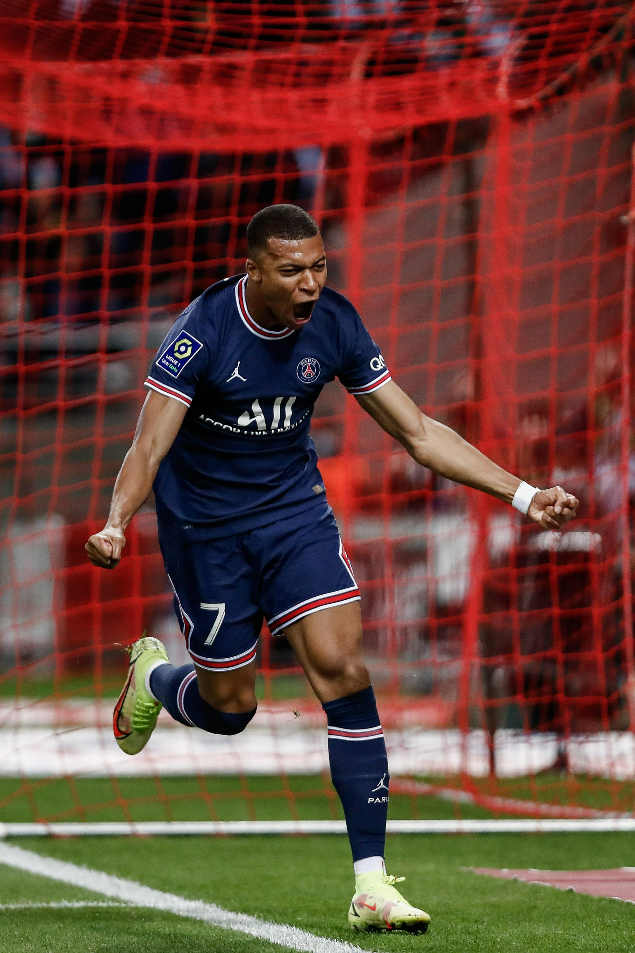 高效发挥！胡金秋20分钟9投8中轻取19分5篮板（效率爆表！胡金秋20分钟9投8中砍下19分5篮板）