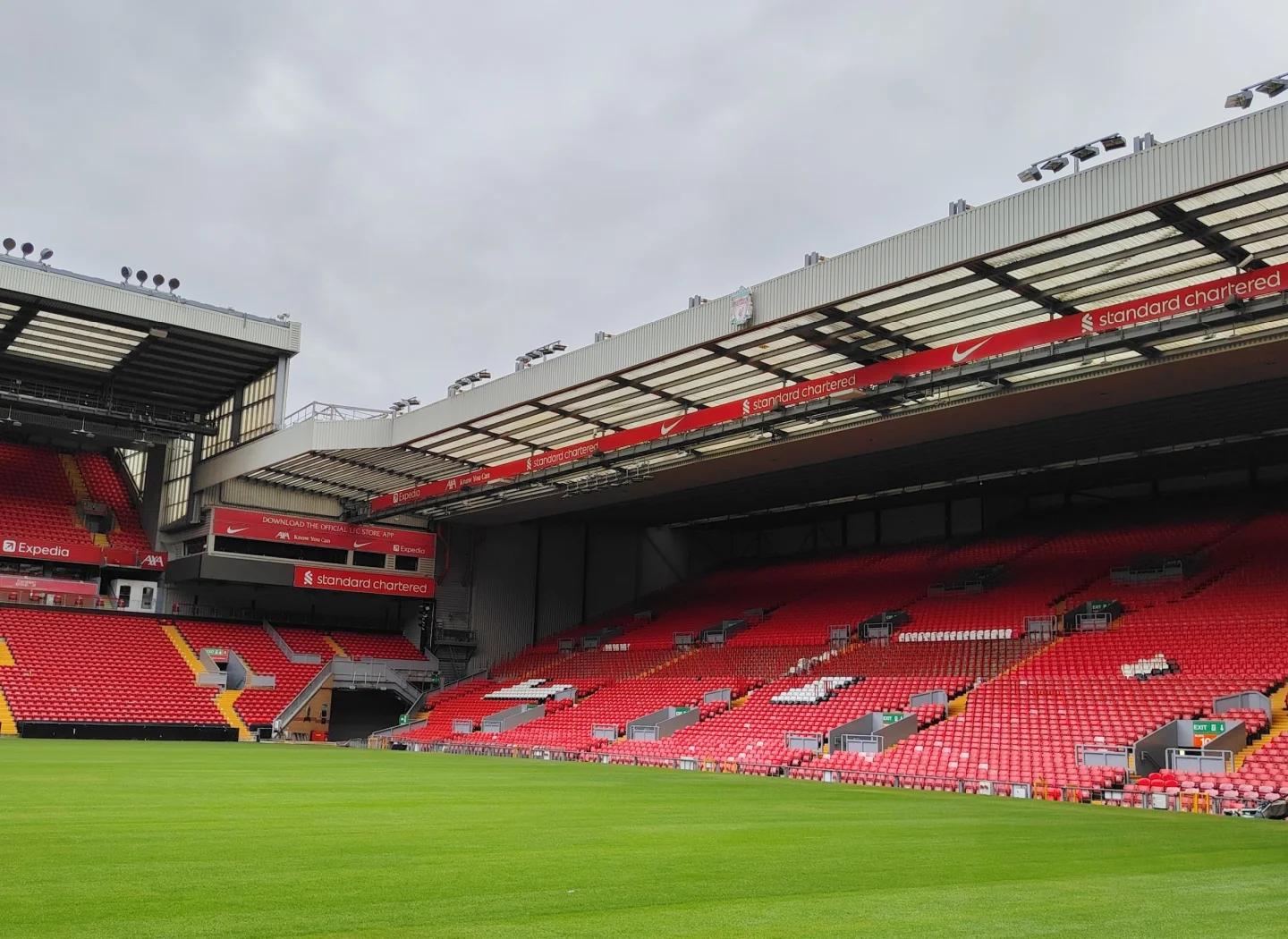 杜普兰蒂斯、特博戈两名巴黎奥运会金牌得主为摩纳哥vs巴黎开球（两位巴黎奥运金牌得主杜普兰蒂斯与特博戈为摩纳哥对阵巴黎比赛开球）