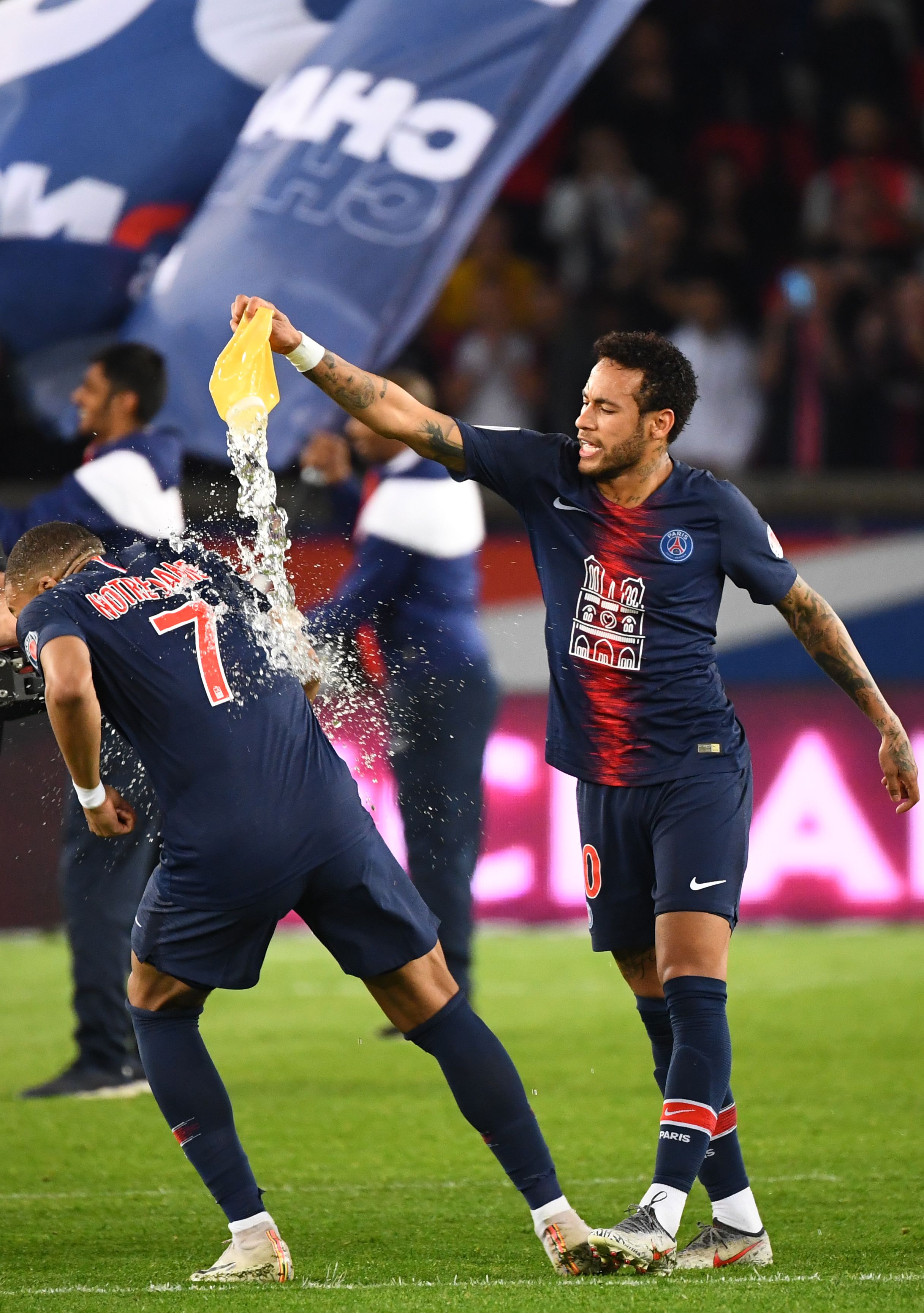 理查兹：英超最佳门将我会选阿利松，拉亚无疑正朝着最佳迈进（理查兹：英超第一门将我选阿利松，拉亚无疑正向巅峰迈进）