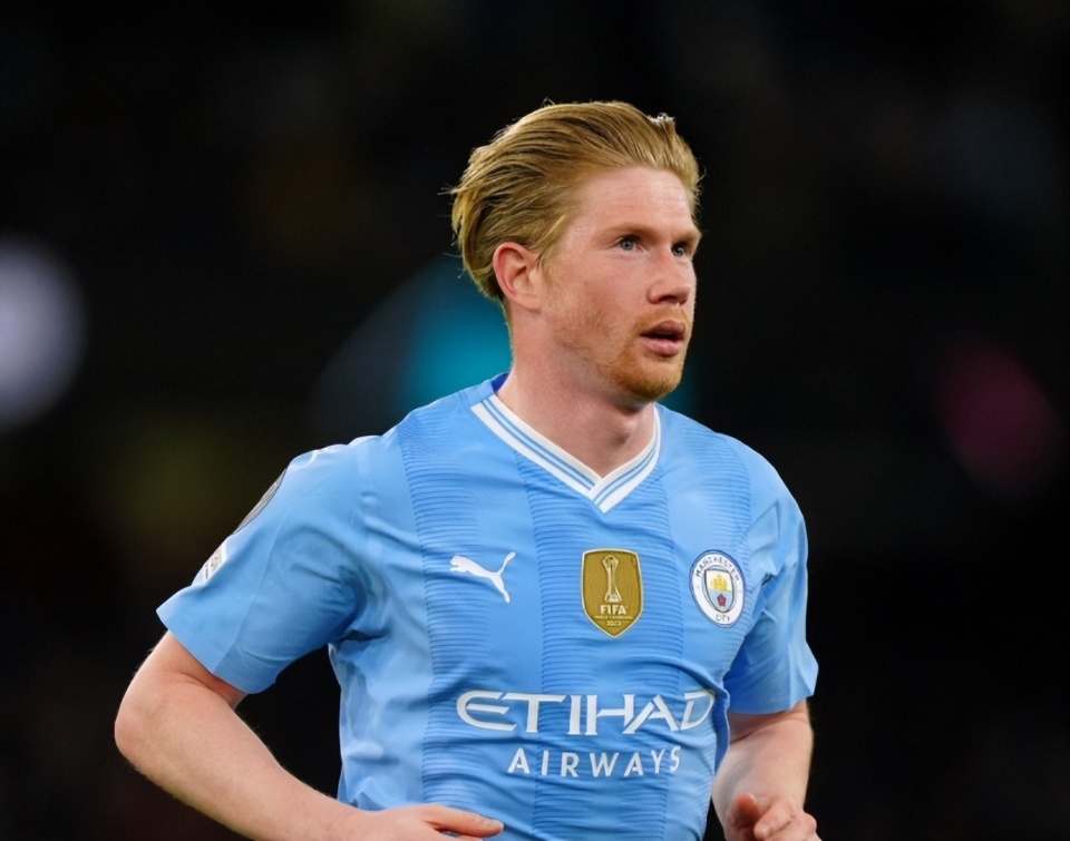 邮报：谢什科对曼联与纽卡都表达过兴趣，但他稍微倾向于红魔（邮报：谢什科同时考虑曼联与纽卡，但略偏向红魔）