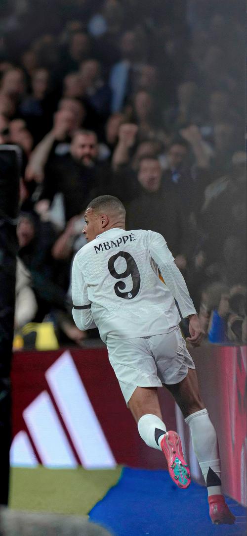 曼城无情碾压对手再夺焦点（曼城强势击败对手再成焦点）