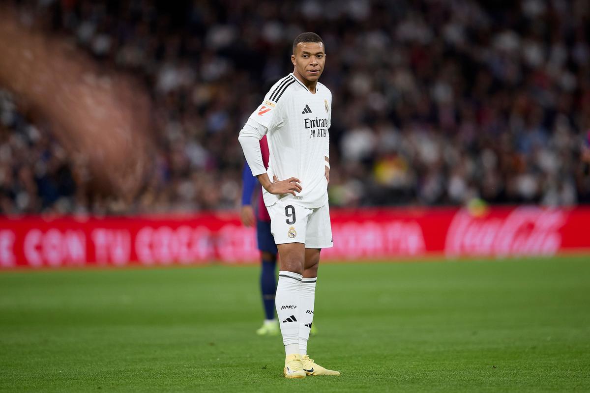 Score90排皇马+巴黎阵容：维尼修斯、姆巴佩、登贝莱三叉戟（Score90拟定皇马×巴黎合体阵：维尼修斯携手姆巴佩、登贝莱组成三叉戟）