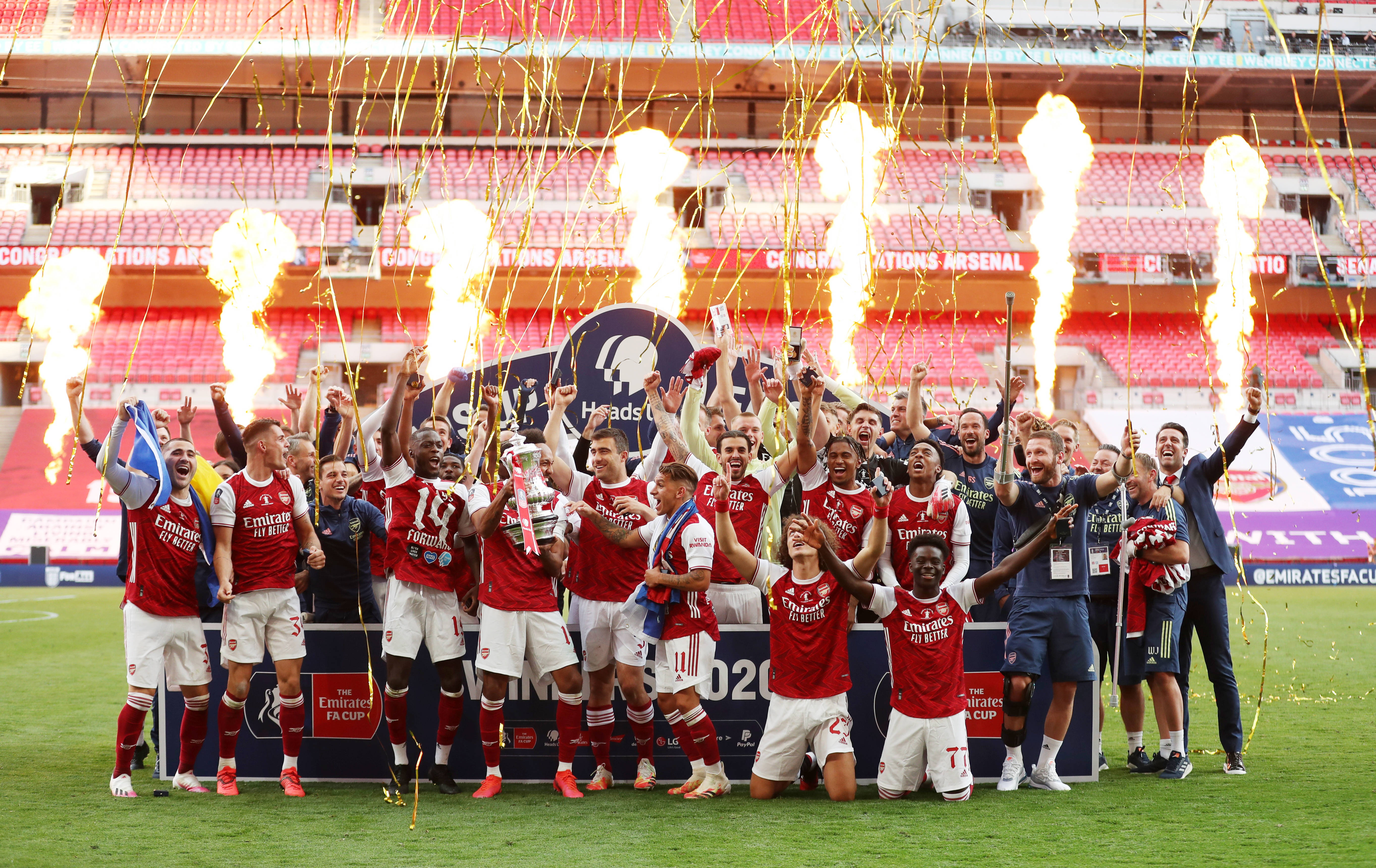 太阳报：里奇的主持人女友亮相米兰德比，透视装造型引发热议（太阳报：里奇主持人女友现身米兰德比，透视穿搭惹热议）