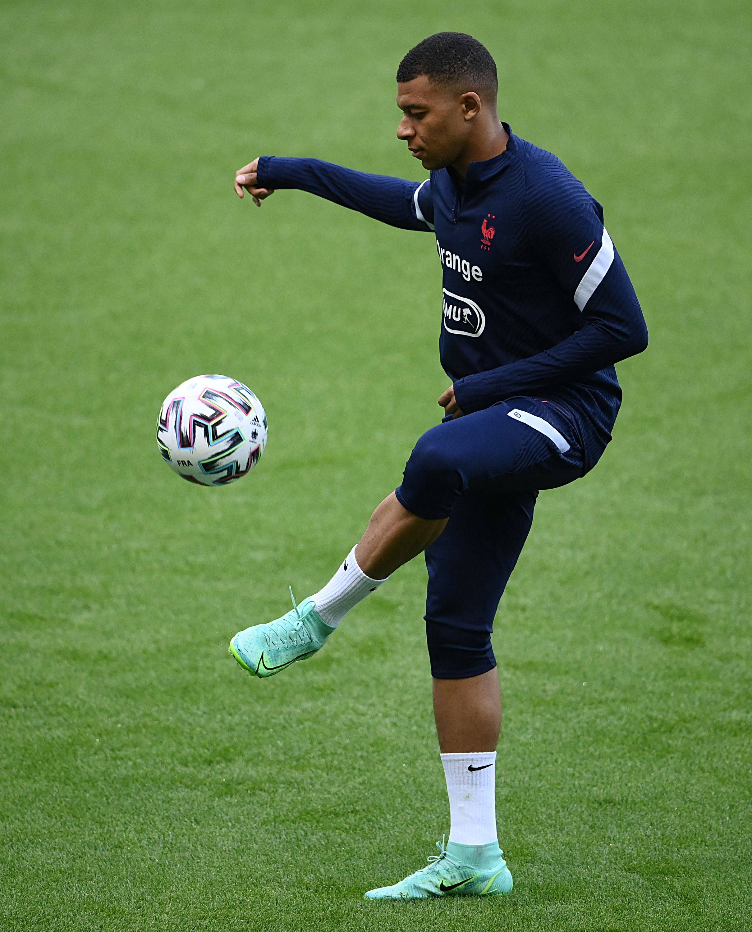 欧冠决赛用球谍照：包含白+深紫，灵感来自举办城市布达佩斯（欧冠决赛用球曝光：白与深紫配色，灵感源于举办地布达佩斯）