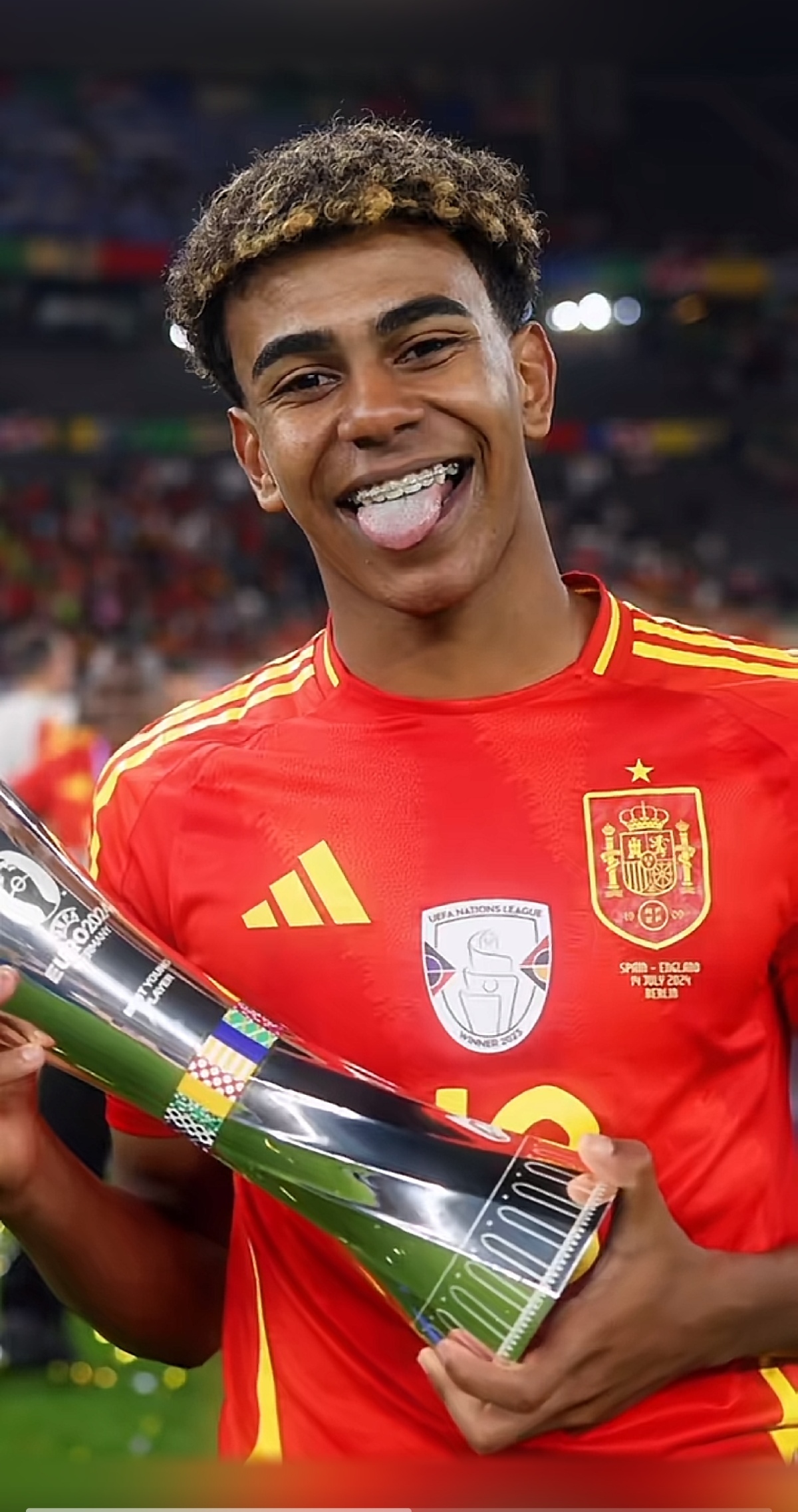 莱昂纳多21球6助攻助海港夺冠，中超总进球63球紧追武磊（莱昂纳多21球6助攻助海港封王，中超生涯63球逼近武磊）