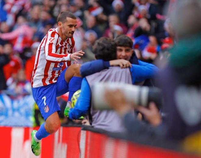 范德萨观战曼联4-1狼队，获官方俏皮回应（范德萨现身见证曼联4-1狼队，官方幽默回应）