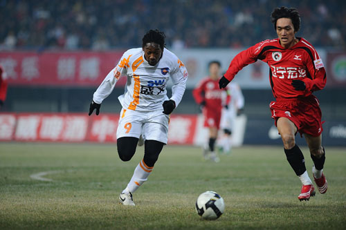 曼联官方分享本赛季全家福，男女足球员一同拍摄（曼联官方发布本赛季合照，男足女足齐亮相）