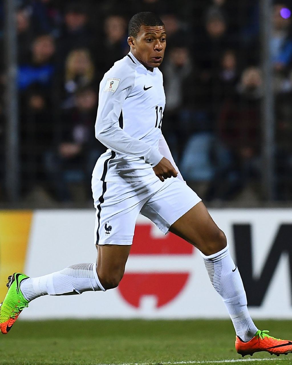 梅西小时候铃声响了不回教室，老师批评他：马拉多纳只有一个（梅西童年上课铃响仍未回班，老师斥责：马拉多纳独一无二）