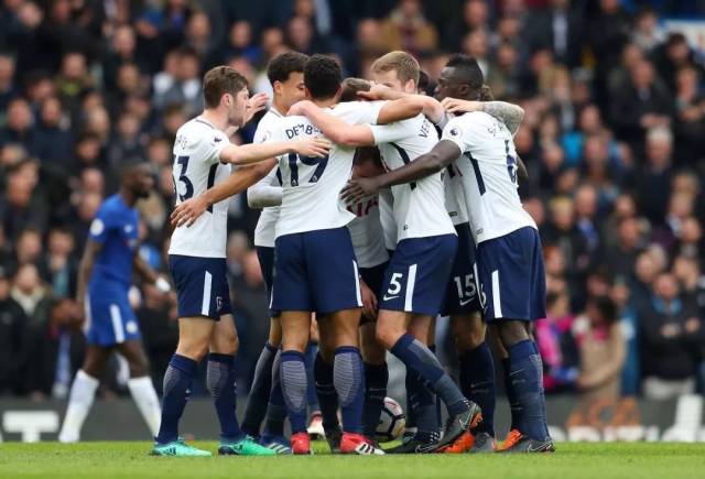 詹姆斯空砍准三双，15篮板大幅刷新个人赛季新高（詹姆斯准三双难救主，15篮板刷新个人赛季纪录）